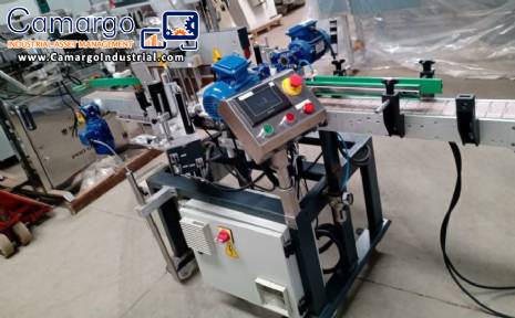 Automatic labeler for flat bottles