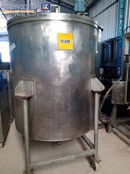 Stainless steel tank for product agitation