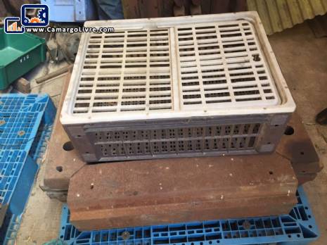 Mold for injection of plastic doors