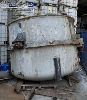 Stainless steel mixer with a 10,000-liter capacity and a 7.5 HP motor.