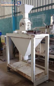Hammer mill for sugar refinement