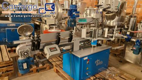Automatic double-head labeling machine for cylindrical and flat bottles, Tudela, 3,000 labels per hour.
