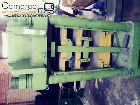 Hydraulic press for rubber products