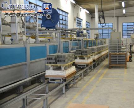 Tunnel kiln with trolleys for firing ceramic tiles