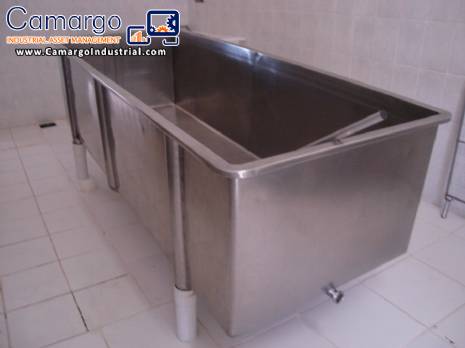 Stainless steel tank for cheese