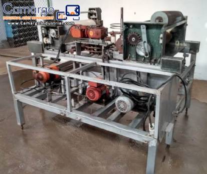 Creaming, filling, forming and pressing machine for wafer sheets.