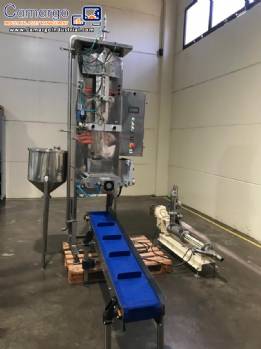 Filling machine of liquids for flexible packaging