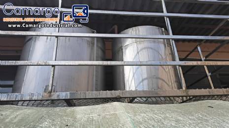 Mixing tank with platform in 316 stainless steel, 1500 liters and 2500 liters. Mixing tank with platform in 316 stainless steel, 1500 liters and 2500 liters.