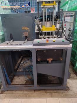 PET bottle blow molding machine with 510 ml and 2,000 ml molds Uniplas PET bottle blow molding machine with 510 ml and 2,000 ml molds Uniplas