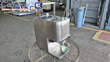 Semi-automatic benchtop vegetable oil extraction press, up to 18 kg per hour. Semi-automatic benchtop vegetable oil extraction press, up to 18 kg per hour.